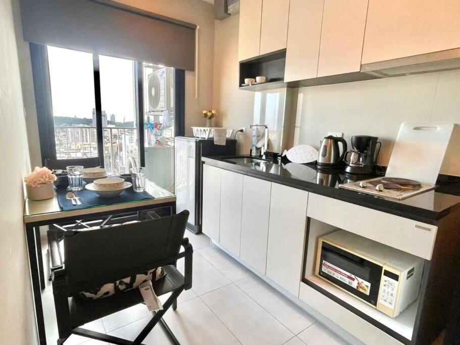Base Long Balcony King-bed With Infinity Pool & Free Netflix! Pattaya