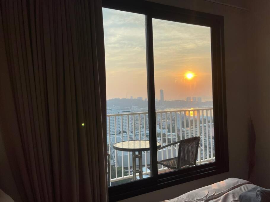 Apartment Base Long Balcony King-bed With Infinity Pool & Free Netflix!