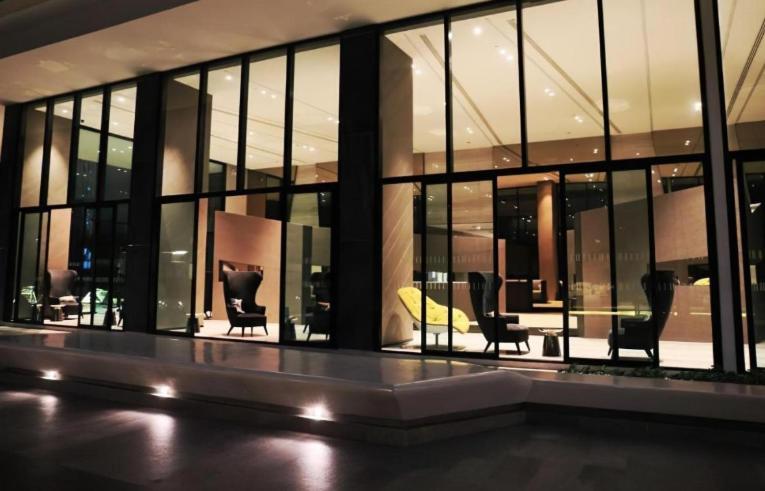 Base Long Balcony King-bed With Infinity Pool & Free Netflix! Apartment Pattaya