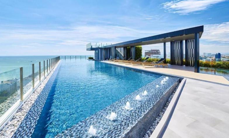Base Long Balcony King-bed With Infinity Pool & Free Netflix! Apartment Pattaya