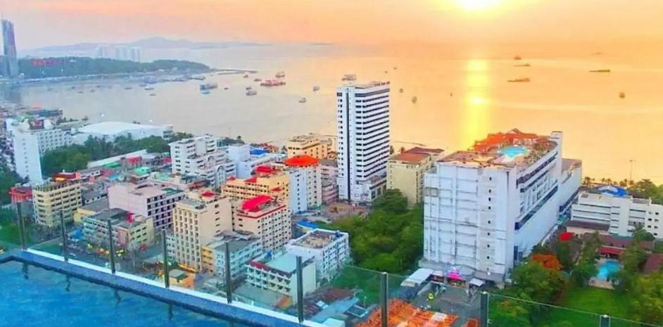 Base Long Balcony King-bed With Infinity Pool & Free Netflix! * Pattaya