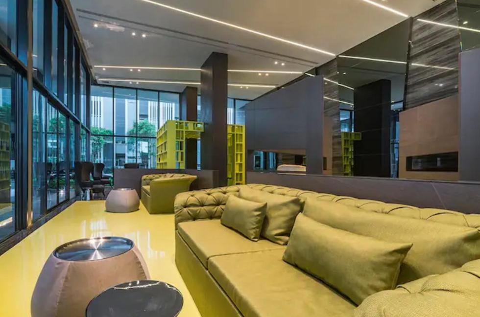 Apartment Base Long Balcony King-bed With Infinity Pool & Free Netflix! *