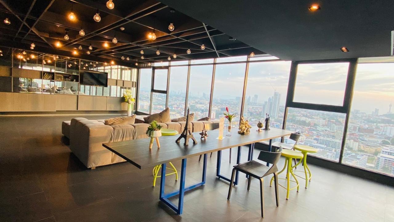 Base Long Balcony King-bed With Infinity Pool & Free Netflix! Apartment *
