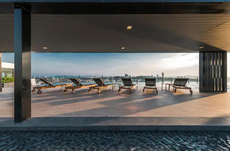 Base Long Balcony King-bed With Infinity Pool & Free Netflix! Apartment