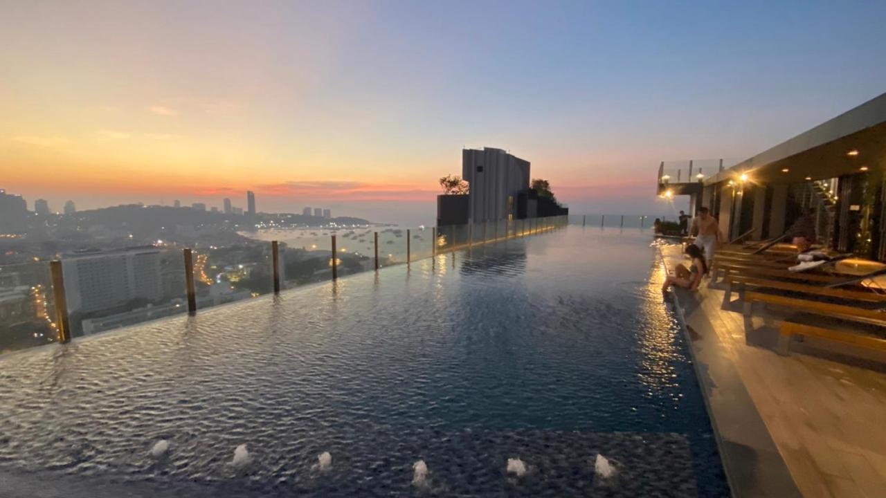 Base Long Balcony King-bed With Infinity Pool & Free Netflix! Apartment Pattaya