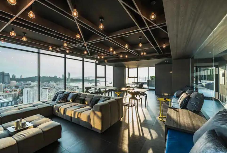 Apartment Base Long Balcony King-bed With Infinity Pool & Free Netflix!