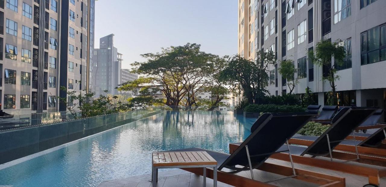Base Long Balcony King-bed With Infinity Pool & Free Netflix! Apartment *