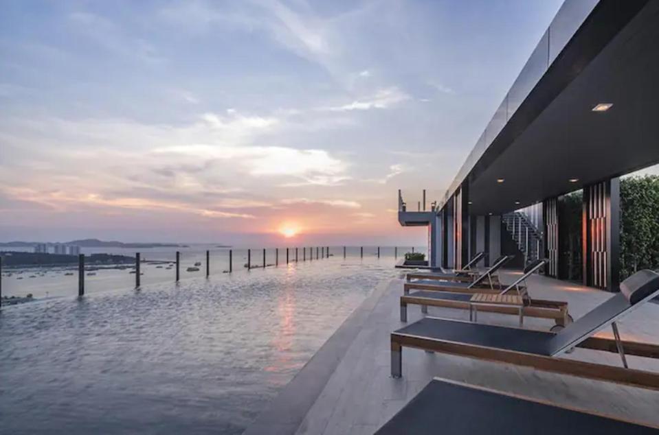 Base Long Balcony King-bed With Infinity Pool & Free Netflix! *