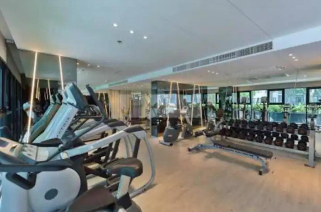 Apartment Base Long Balcony King-bed With Infinity Pool & Free Netflix!