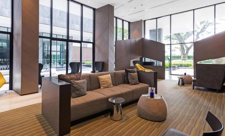 Apartment Base Long Balcony King-bed With Infinity Pool & Free Netflix! *