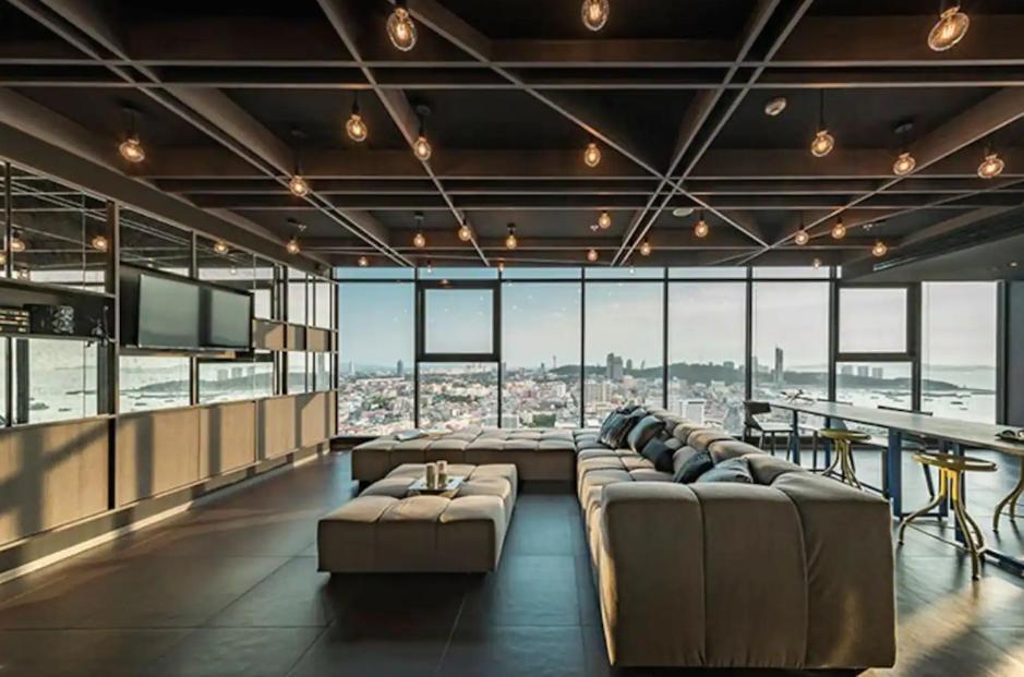 Apartment Base Long Balcony King-bed With Infinity Pool & Free Netflix! *