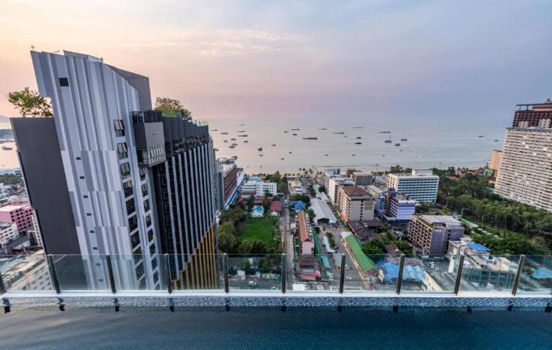 Apartment Base Long Balcony King-bed With Infinity Pool & Free Netflix!